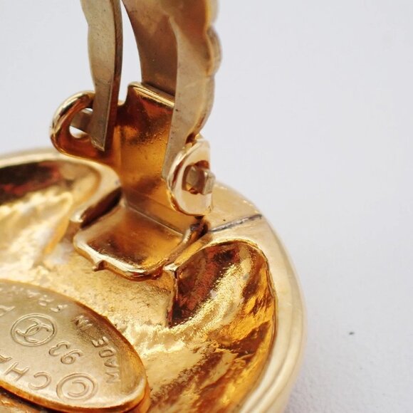 CHANEL CC Logo Round Button Earrings Clip-On 93 P Gold France Vintage 80RF530 - Picture 6 of 9